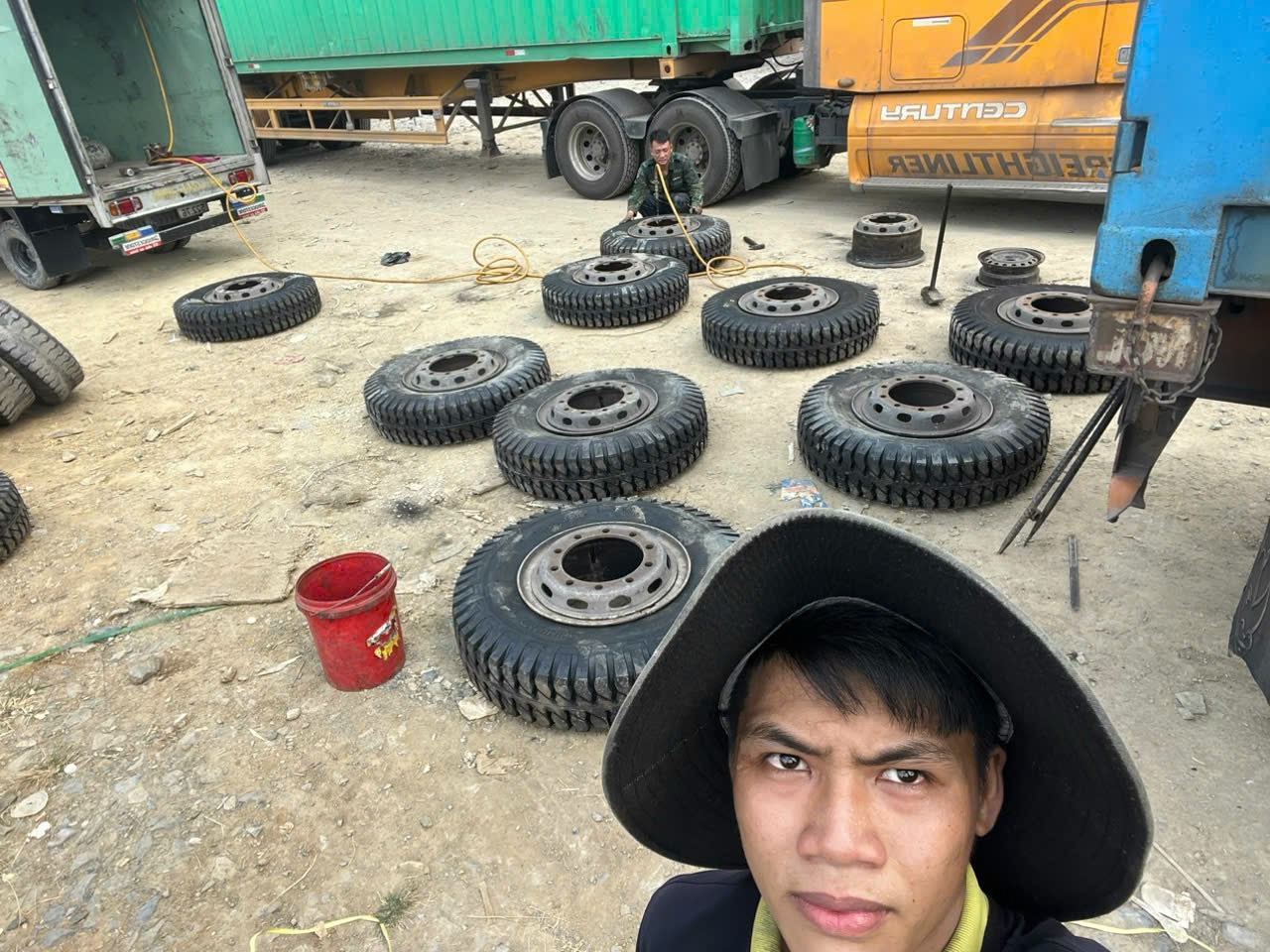 Dịch Vụ vá vỏ ,thay vỏ  Xe tại công ty khách hàng tại các khu công nghiệp Bình Dương.